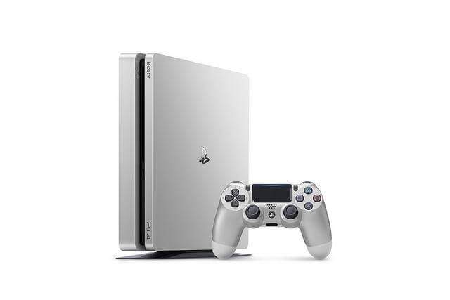 G4briCollector's tweet photo. #PS4Gold y #PS4Silver se pondrán a la venta en Europa a partir del próximo 28 de junio con un mando #DualShock4 del mismo color #Sony #PS4 https://t.co/o7CRSGph1M