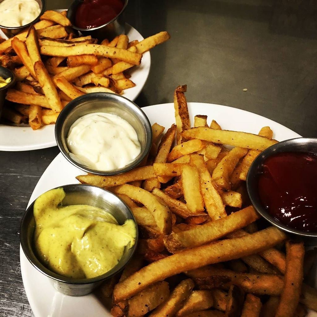 BandwagonBeer's tweet photo. It's #frynight. Hop on down tonight for the best fries in town - only $3 every Wednesday night! #hoponbwb https://t.co/IQmJy094Xp