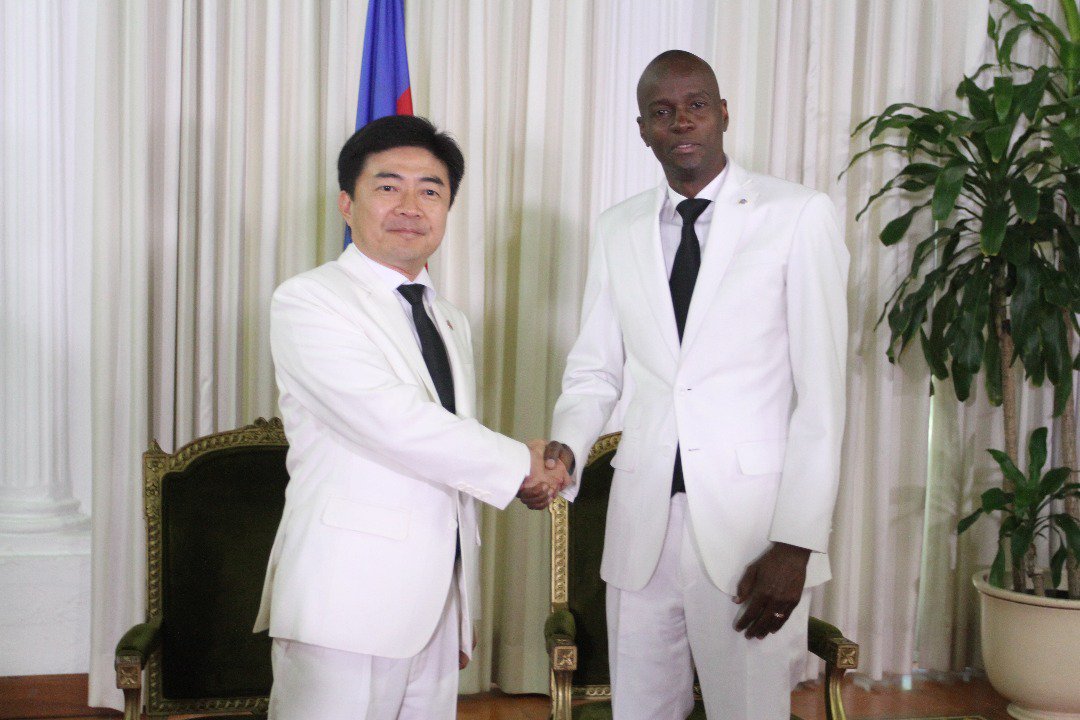 moisejovenel's tweet photo. Je reçois au Palais national les lettres de créance des Ambassadeurs de la République dominicaine, de Taïwan et des Emirats Arabes Unis. https://t.co/6DRVEvqpjx