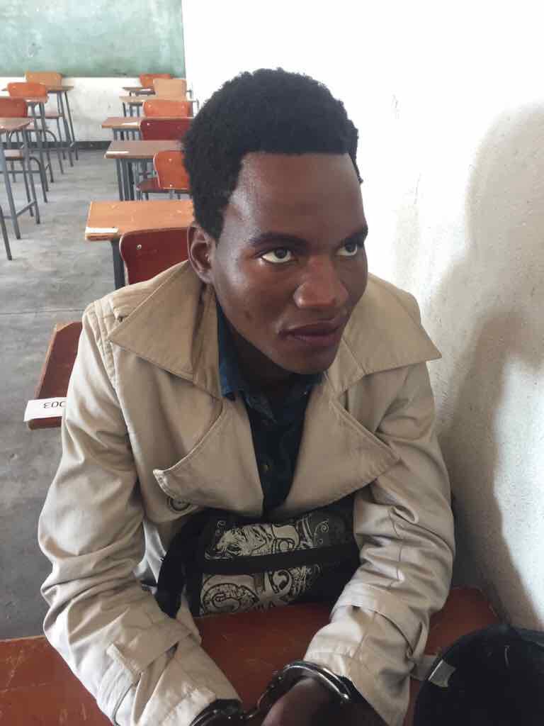 MaS1banda's tweet image. This man was caught trying to write his girlfriend's O'Level exam.

PUT ZIMBABWE IN ALL THE WORLD'S RICE.

Asaptually.