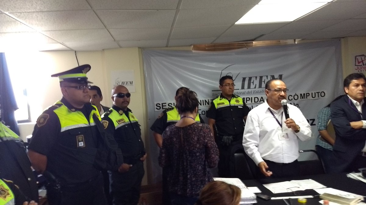 JohnMAckerman's tweet photo. Presidente Consejo Local 32 @IEEM_MX llama a fuerza pública para retirar por fuerza a observadores electorales de SESIÓN PUBLICA de conteo. https://t.co/DiFskJotRs