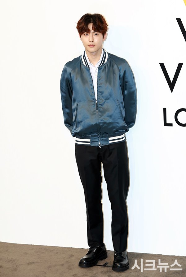 Gong Yoo Does Hobo Chic at Louis Vuitton Show in Paris - A Koala's  Playground