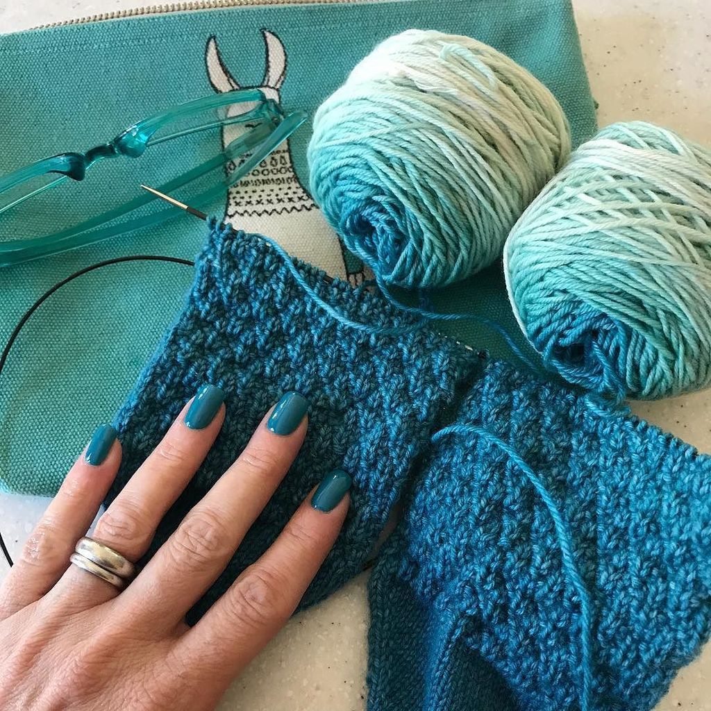 chelsealeekeena's tweet photo. Awesome job by Gina doing the matchy-matchy thing! 💅🏻😀#shellac #nails #yarnaddict #pinkpenguinknits #knittersofins… https://t.co/bgaDbp23v3 https://t.co/3IQkNIecq0