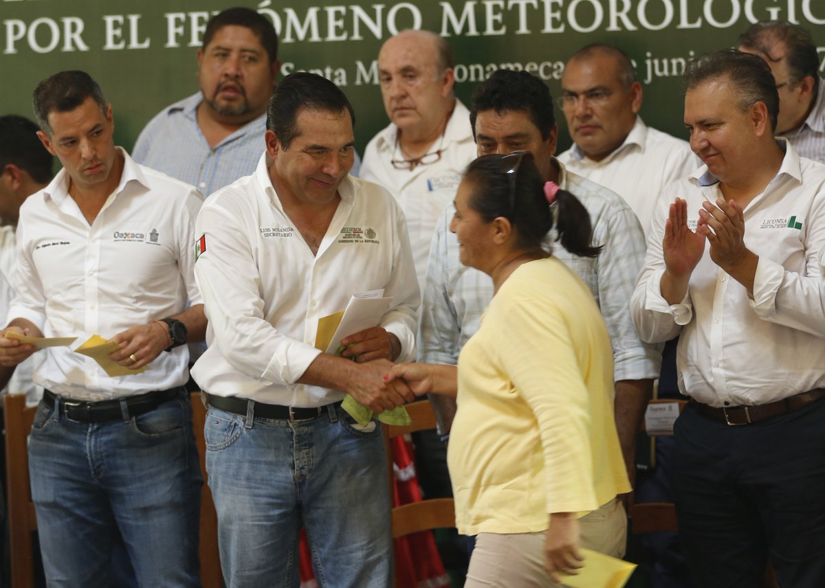 LuisEMirandaN's tweet photo. Como titular de #Sedesol, vengo a constatar un Oaxaca de pie, con la fuerza y templanza de su gente, de la mano siempre del Gobierno Federal https://t.co/m7TA4G2nhX