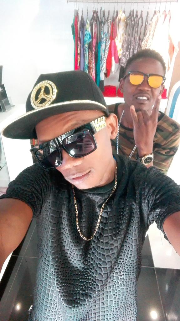 guyvos_'s tweet photo. With @Reacxionjoe  !! New shades https://t.co/b0r3YpuLam