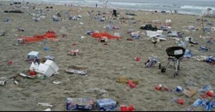 Mediterraneoweb's tweet photo. Come ogni anno lanciamo l'hashtag #tienilaspiaggiapulita a chi piacerebbe trovare la spiaggia cosi? Eppure è successo 3 giorni fa a Siracusa https://t.co/WTtm7yXOvh