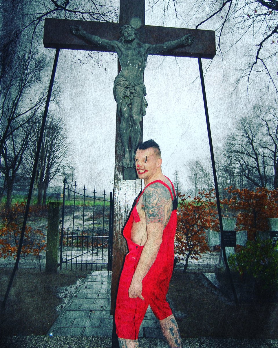 klontmetal's tweet photo. Peepoo the Clown.. #grindcore #goregrind #killerclown #jesus #graveyard #blastbeats #drummer #drums #deathmetal #clown #killer https://t.co/3QA4PHJR4k