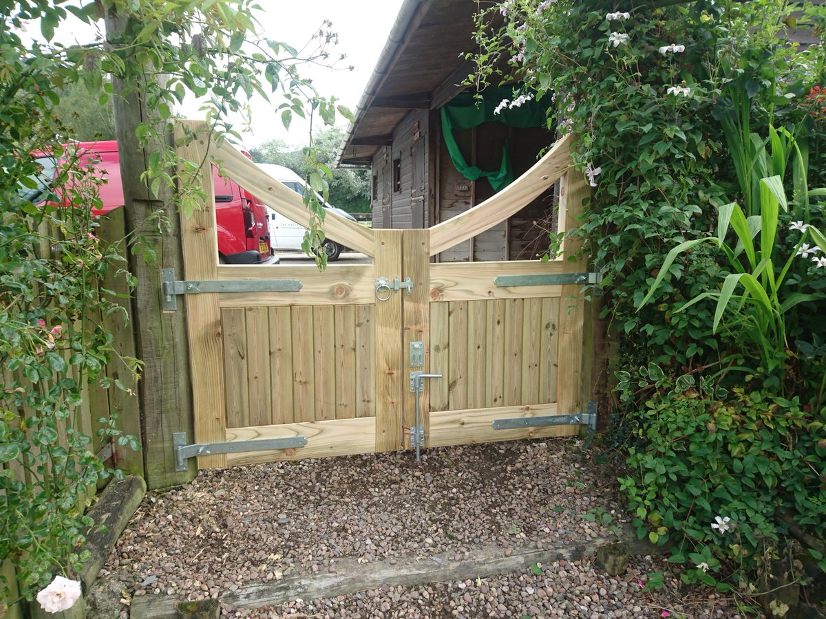 FurnitureSamuel's tweet photo. @Devon_Hour #devonhour Evening Folks, looking for a bespoke carpenter to carry out your bespoke projects for your home? https://t.co/Nljx1Be3r3