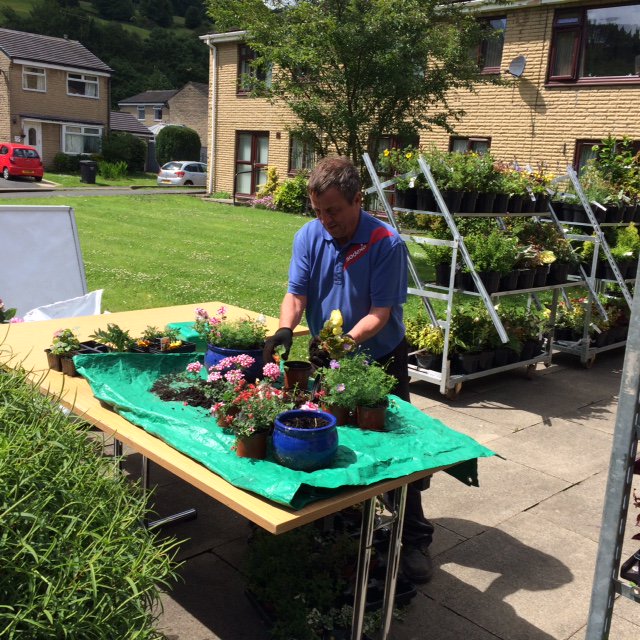 HS working with Stonewater client &amp; residients planting baskets&amp;pots &amp;raising £ for stop hunger <a href="/JamesLloyd99/">James Lloyd</a> <a href="/Hort_Sodexo/">Hort Services</a> @StonewaterUK