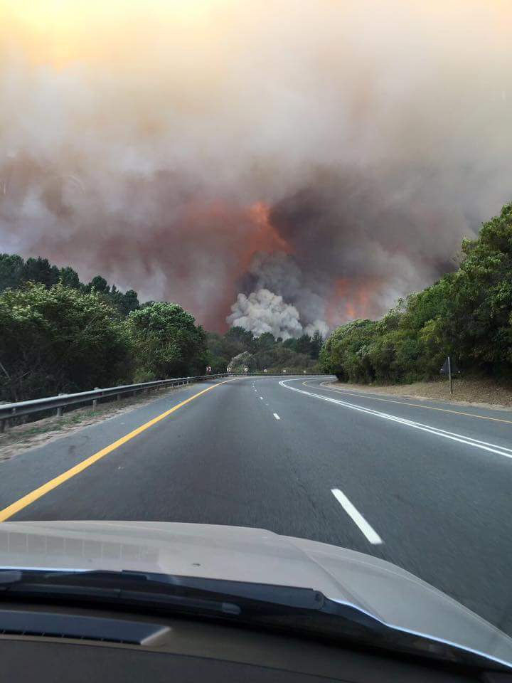 milomuzicsa's tweet photo. We need urgent prayers! Knysna, Plett, Wilderness, Sedgefield, Mosselbay! #prayforgardenroute https://t.co/vgOTNa9bGM