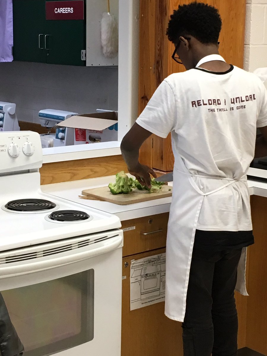 GunstonFACS's tweet photo. @ChefRandi14_ACC Chef Randolph teaching knife skills to Life Management class #sharpkids #handsonlearning #stirfrylesson https://t.co/mNzK5CWOmG