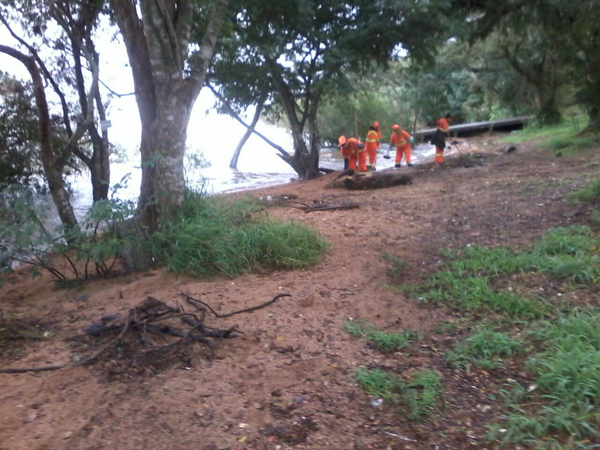 cootravipa's tweet photo. Pessoal da #ZonaSul, estamos trabalhando na praia do Belém Novo! Nesta terça e quarta-feira nossas equipes estão limpando a orla. https://t.co/7lym5KoMhk
