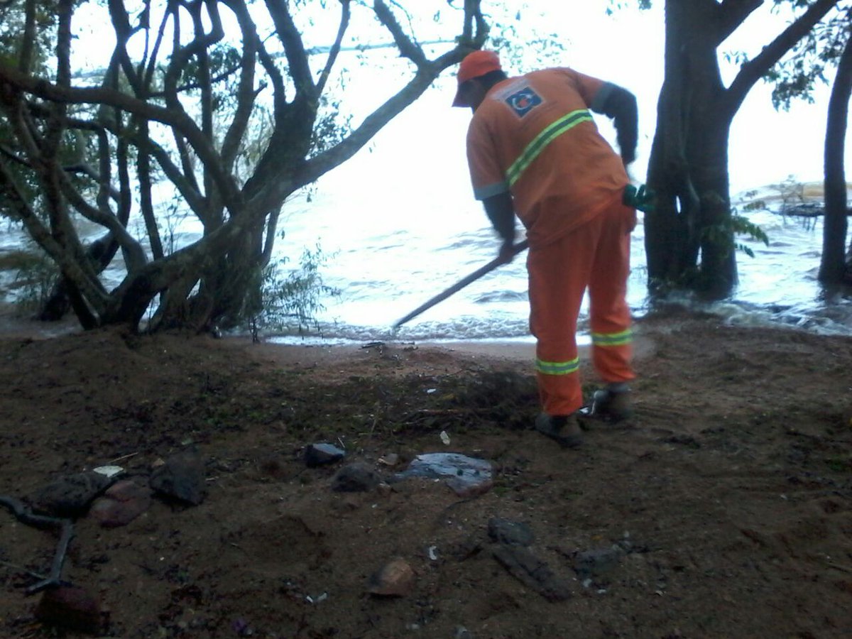 cootravipa's tweet photo. Pessoal da #ZonaSul, estamos trabalhando na praia do Belém Novo! Nesta terça e quarta-feira nossas equipes estão limpando a orla. https://t.co/7lym5KoMhk