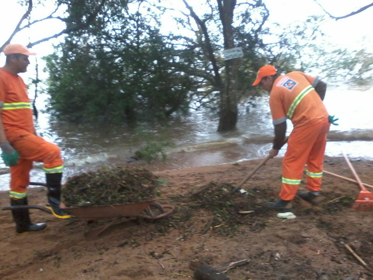 cootravipa's tweet photo. Pessoal da #ZonaSul, estamos trabalhando na praia do Belém Novo! Nesta terça e quarta-feira nossas equipes estão limpando a orla. https://t.co/7lym5KoMhk