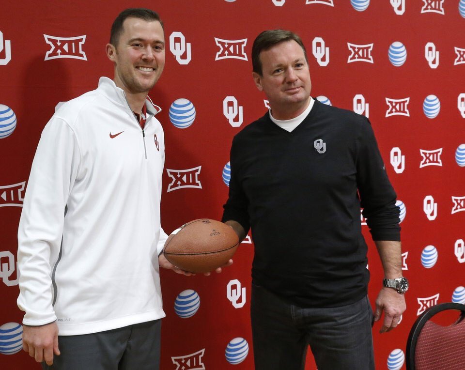 BoomSoonEdits's tweet photo. This is how we gonna roll 😎⭕️🙌🏼🔥🔥🔥

#ThereIsOnlyONEOklahoma

@OU_CoachStoops hands off to @LincolnRiley #OUDNA https://t.co/tMJ1jnUUe0