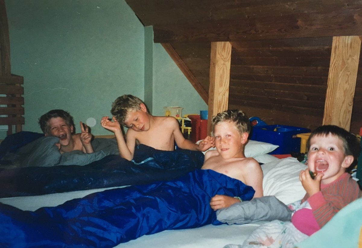 1999 gästade <a href="/smekis/">Dan Börjesson</a> <a href="/JohniPuma/">JohnBörjesson</a> <a href="/rillstedt/">Rickard Börjesson</a> Ebbareds höjder hos <a href="/OLGrahn/">Filip Grahn</a> och hade föräldrafritt. Lägerliv tränades tidigt! #Nostalgi