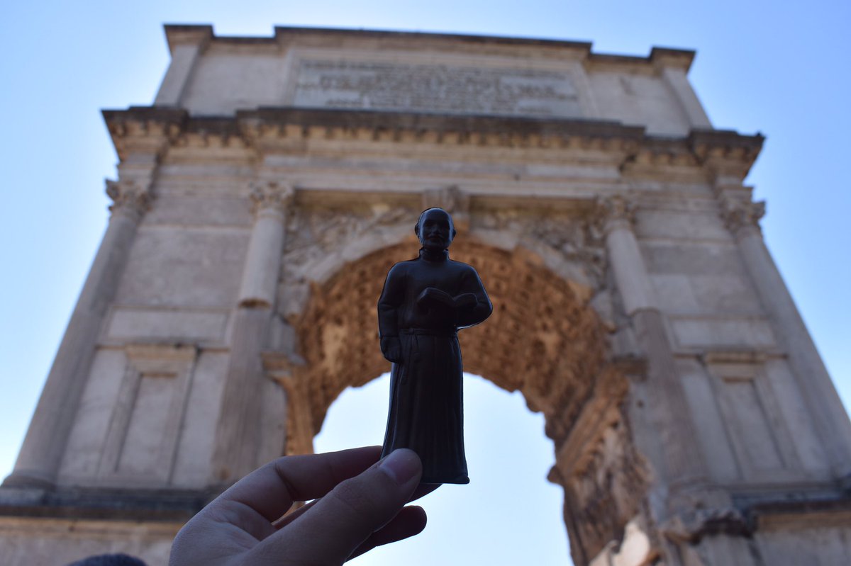 m_athenaa's tweet photo. @Loyola_NOLA hi I am in Rome, Italy and Lil Iggy is having a great time!!! #IggyTravels #WolfPackPics #WOLFPACKWEDNESDAY https://t.co/U98TxzG1kg