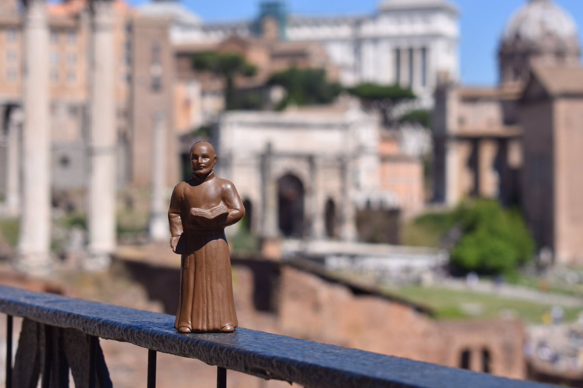 m_athenaa's tweet photo. @Loyola_NOLA hi I am in Rome, Italy and Lil Iggy is having a great time!!! #IggyTravels #WolfPackPics #WOLFPACKWEDNESDAY https://t.co/U98TxzG1kg