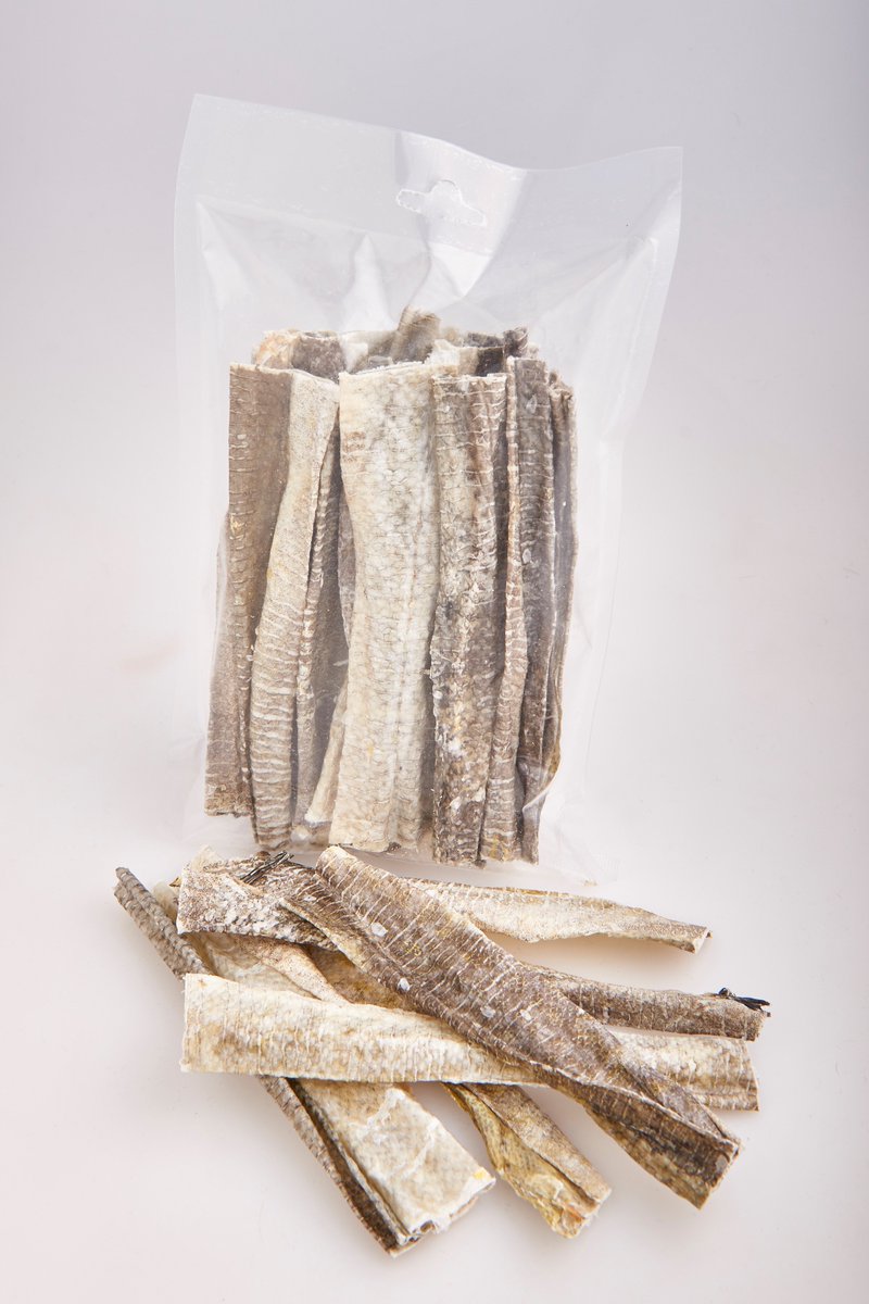 codlantic's tweet image. We expanded our focus group today, it now includes dogs! Dried fish skin - important value creation of a by-product. Healthy &amp;amp; Sustainable.
