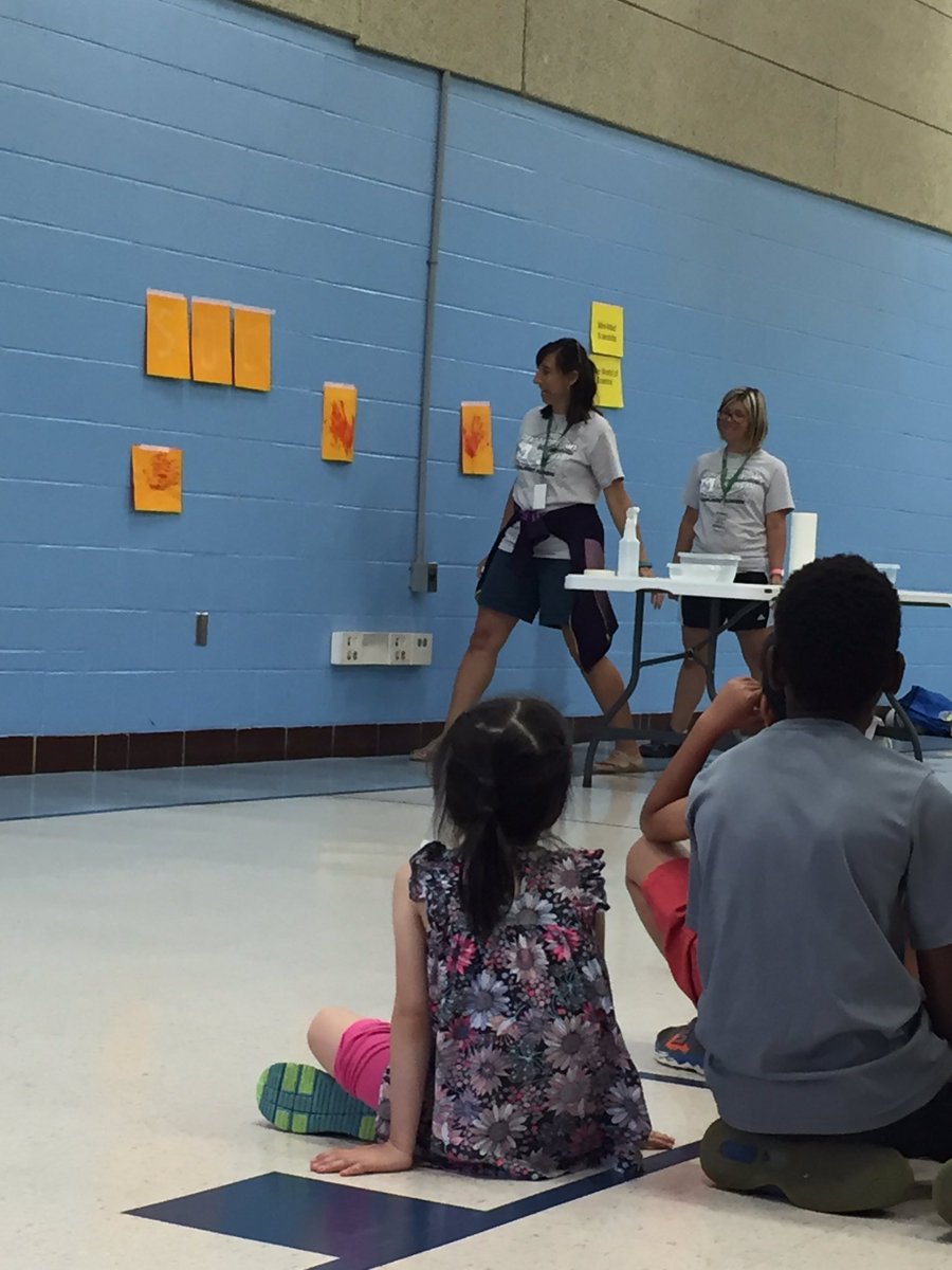 AmyPerry00's tweet photo. The bloody hand....science demo with Mrs. Anderson #sciencediscoverycamp https://t.co/uKzd7Z0Bxy