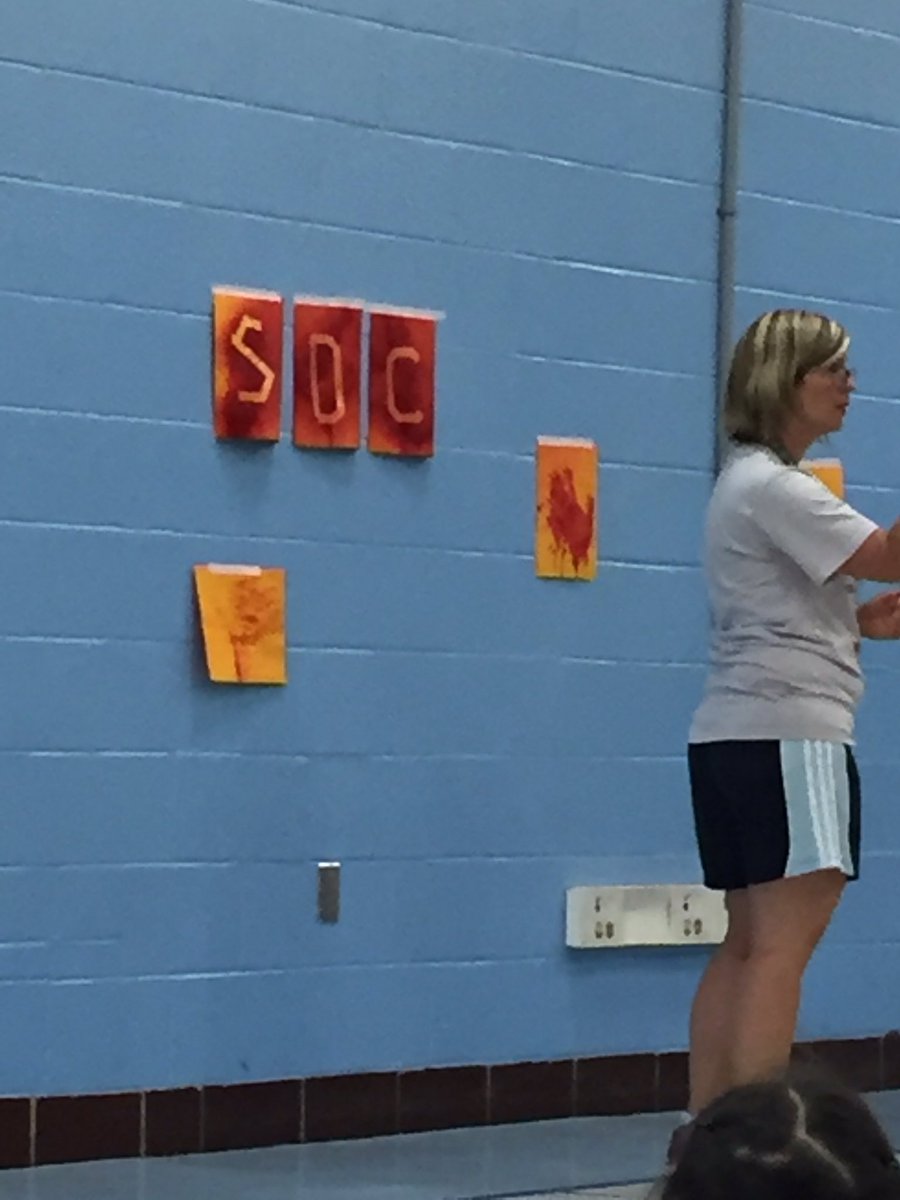 AmyPerry00's tweet photo. The bloody hand....science demo with Mrs. Anderson #sciencediscoverycamp https://t.co/uKzd7Z0Bxy