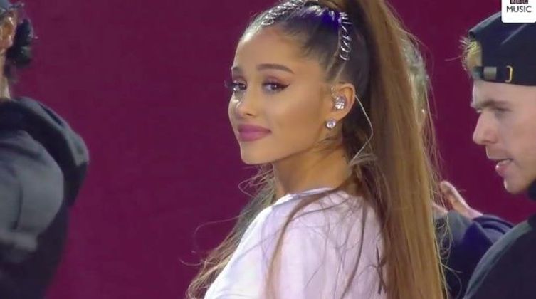 JovemPanEntrete's tweet photo. Ariana Grande emociona antes de retomar turnê: “pensando nos nossos anjos”: https://t.co/ccnixDm4TY #ArianaGrande #praymanchester https://t.co/MfLnvSkgVq