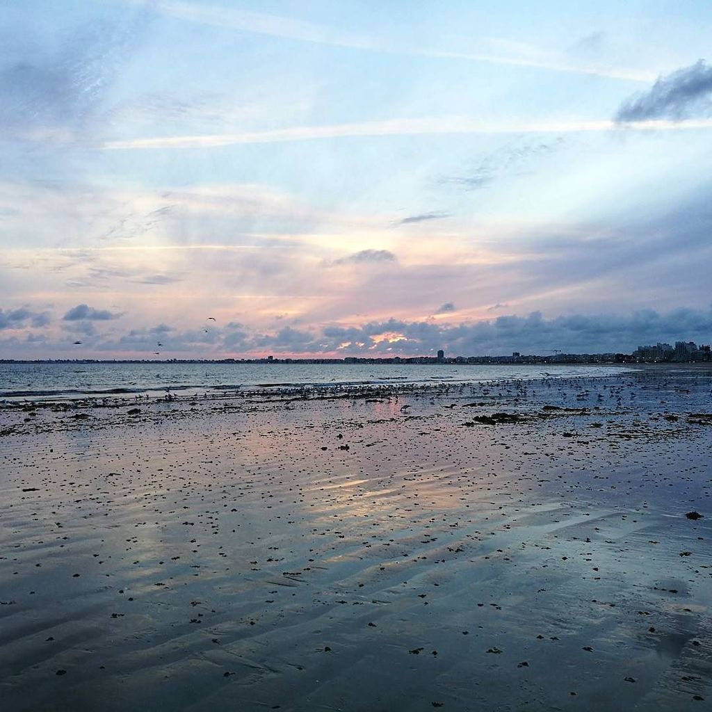 A ce moment précis, y a-t-il plus bel endroit...? 🌅
#pornichet #labaule #beach #labaulebeach #sunset ift.tt/2r2tN1D