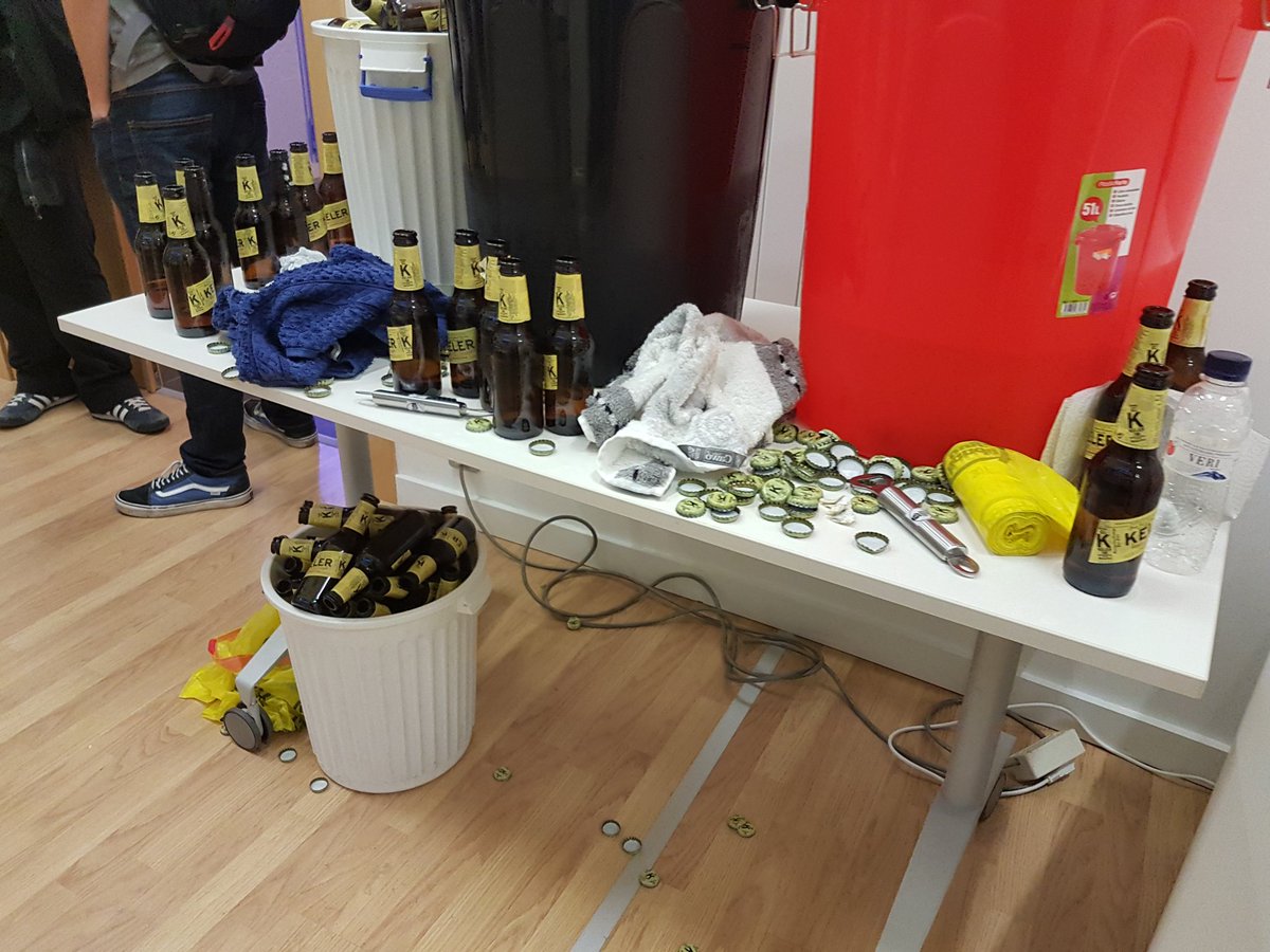 Oscar_Ray's tweet photo. Damos fé! En #VitoriaGasteiz hay público objetivo para las charlas y el networking sobre datos. Lo de las birras es secundario #DataBeersEus https://t.co/OuHTePFYRa