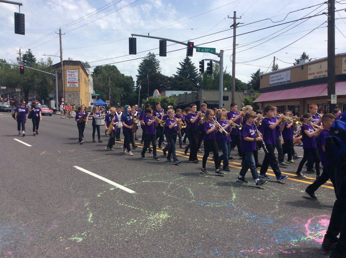 fox12oregon's tweet photo. There's a lot of talented kids at the #JrParade! #BrilliantRoseFestival https://t.co/wfBOigF7oJ