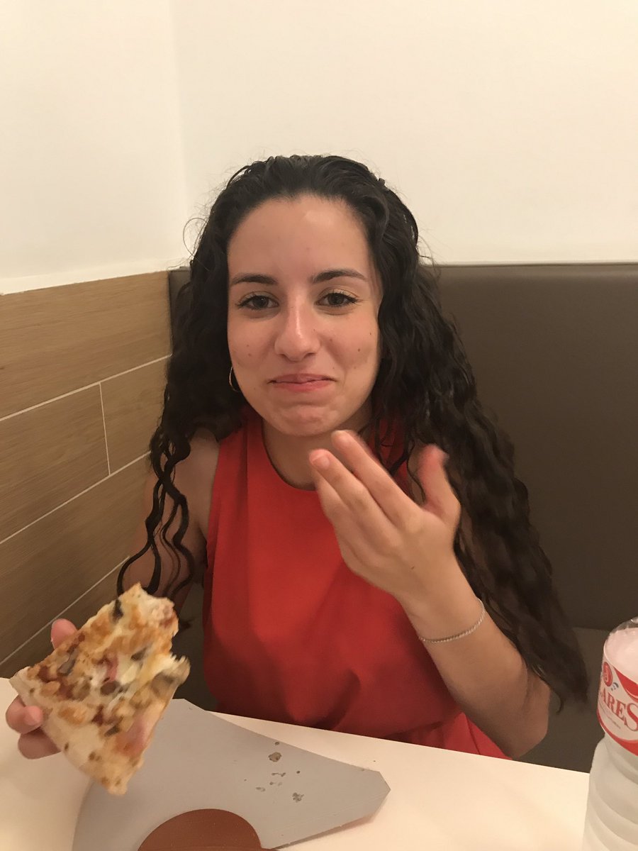 pablitoamayad's tweet photo. Mi niña comiendo pizzaaaa❤️🍕 @bea_santana_  #cenitaromantica https://t.co/V4U7YkEkIv