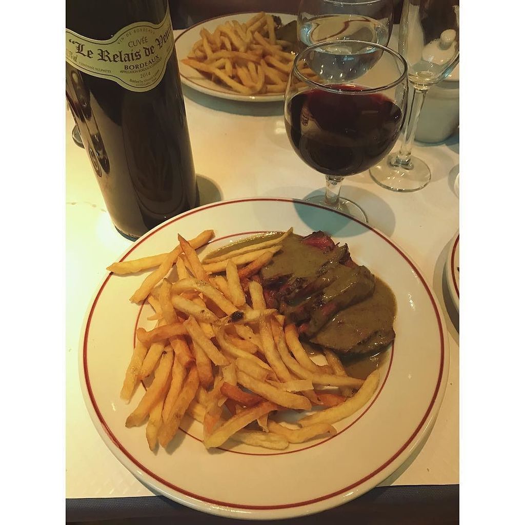 lornagraham's tweet photo. Continuing the Birthday feasting...👌🙌👍🎉
///
#entrecote #steak #allthefries #rareplease #bottleofred #30thbirthday #thisislondon #eeeeeats https://t.co/EGRGtWkGOA