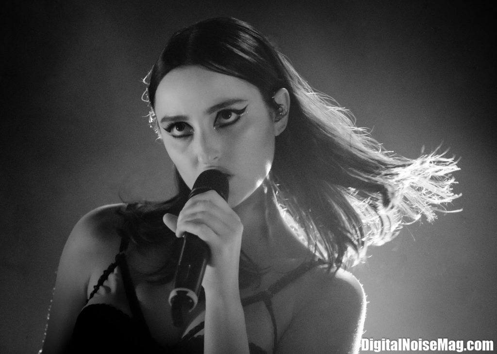 BANKS performs at The Electric Factory - digitalnoisemag.com/banks-performs…