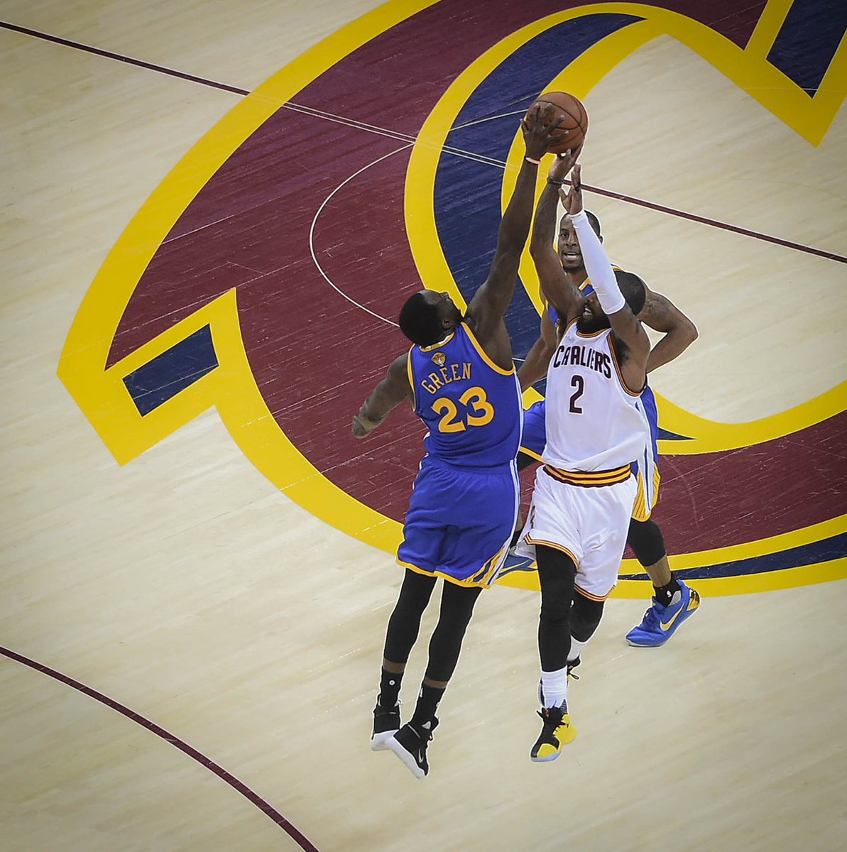 warriors's tweet photo. 🖐🏽🖐🏽🖐🏽 https://t.co/9mMe35OZ9E