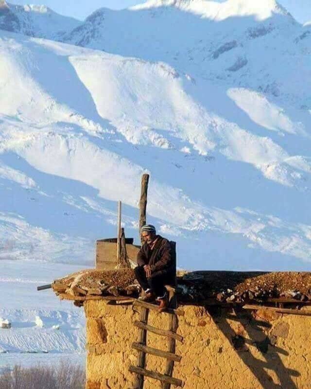 ELelfide's tweet photo. Ben ki,
 Uzak bir istasyonda durmuş bir gar saati gibiyim !
 Rüzgarlar üşüşmüş içime...
 İlhan Berk https://t.co/x3pe8BTyBF
