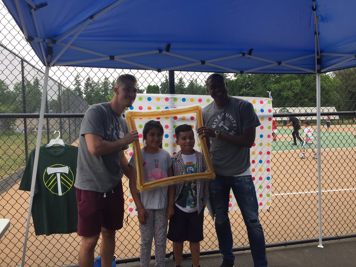 PTStandTogether's tweet photo. Great afternoon full of games and crafts at SNAKE Court with @Vol_of_America &amp; @newrelic volunteers! #stweek #rctid 💚⚽️🎨🌲#Fields4AllCourt https://t.co/RB7hpNjWFu