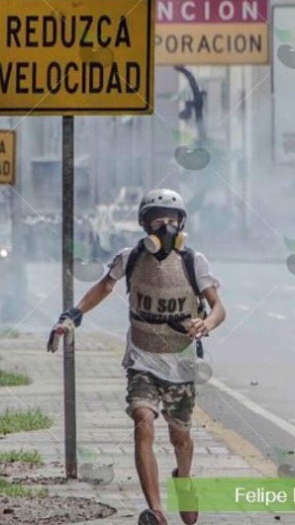 MariaCorinaYA's tweet image. Neomar tenía 17 años y llevaba un chaleco de cartón, hecho por él mismo, que decía: "Yo soy libertador". Lo asesinaron. Infinito dolor, hijo