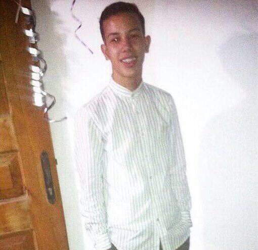 MariaCorinaYA's tweet image. Neomar tenía 17 años y llevaba un chaleco de cartón, hecho por él mismo, que decía: "Yo soy libertador". Lo asesinaron. Infinito dolor, hijo