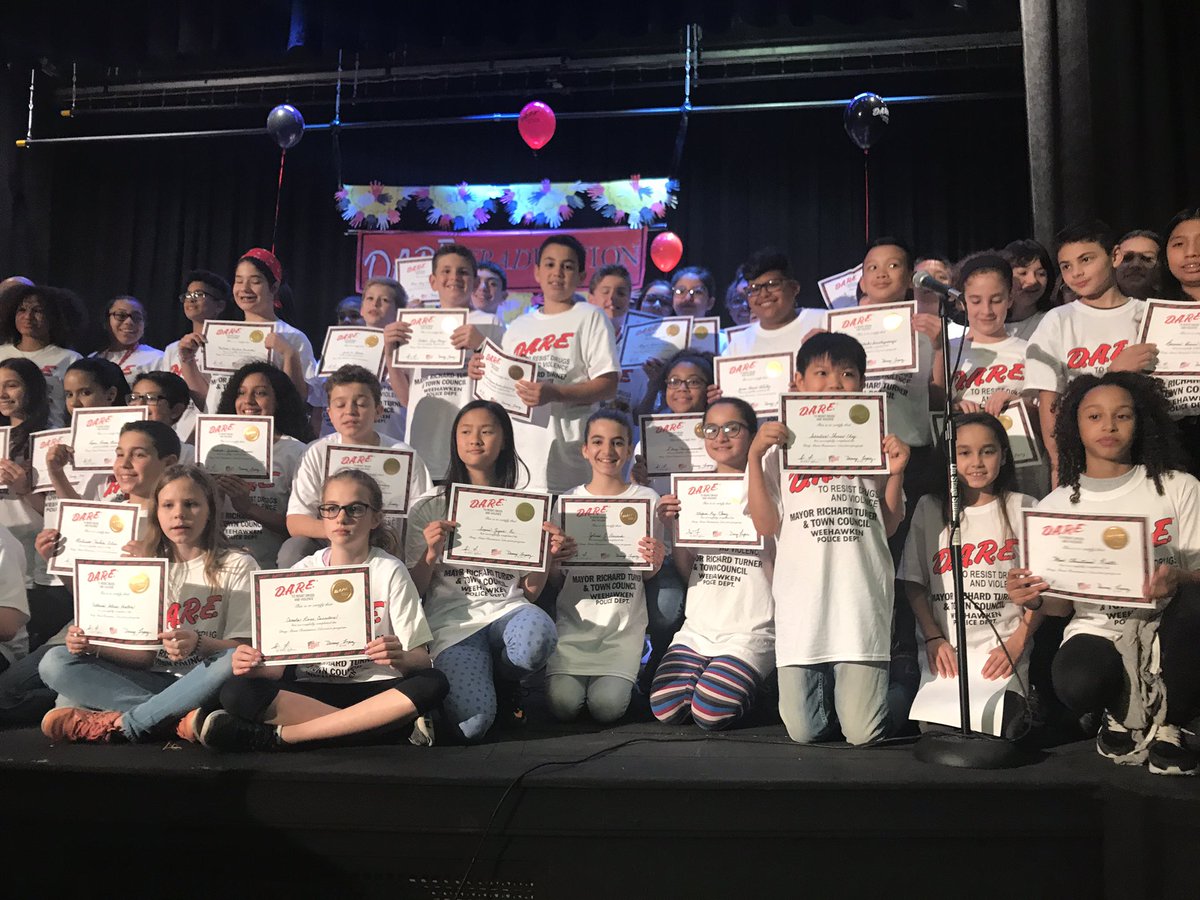 MissKRTurner's tweet photo. Wonderful night at DARE Graduation! Thank you,  @SuzanneMera and our officers! @WeehawkenTSD @ZywickiR https://t.co/7gOEgC6SYr