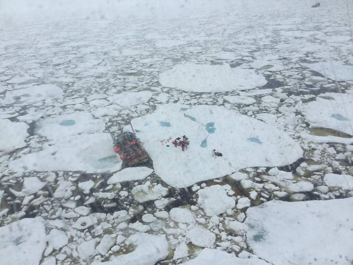 JTFA_FOIA's tweet photo. Un hélicoptère Cormorant #ARC de l’#Esc103 sauve 5 pêcheurs d’un bateau de pêche qui coulait, coincé dans la glace près de La Scie, T-N-L https://t.co/LDHu71LOhf
