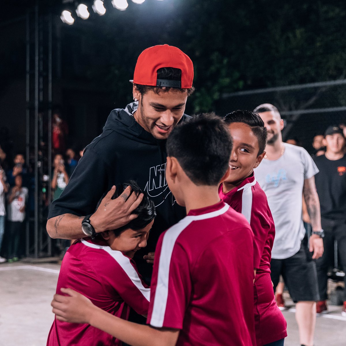 NikeLA's tweet photo. When a Brazilian legend shows up, the whole city turns up. ๐ค๐ฝ
@neymarjr kicks it at East Los. #neymarlive https://t.co/rA3Poo6HMA