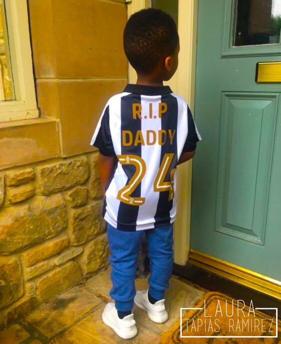 lauratapiasr's tweet photo. Descansa en paz, papi. El mensaje grabado en la camisa de Rafael Tioté, el hijo de 3 años de Cheick Tioté. Sin palabras... https://t.co/Ml2lwxaIgQ