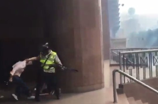 ElNacionalWeb's tweet photo. [Video] Policía Nacional quiso arrastrar a una mujer en Chacao

 https://t.co/a1Zp4miFOg  https://t.co/a42q48tKxS