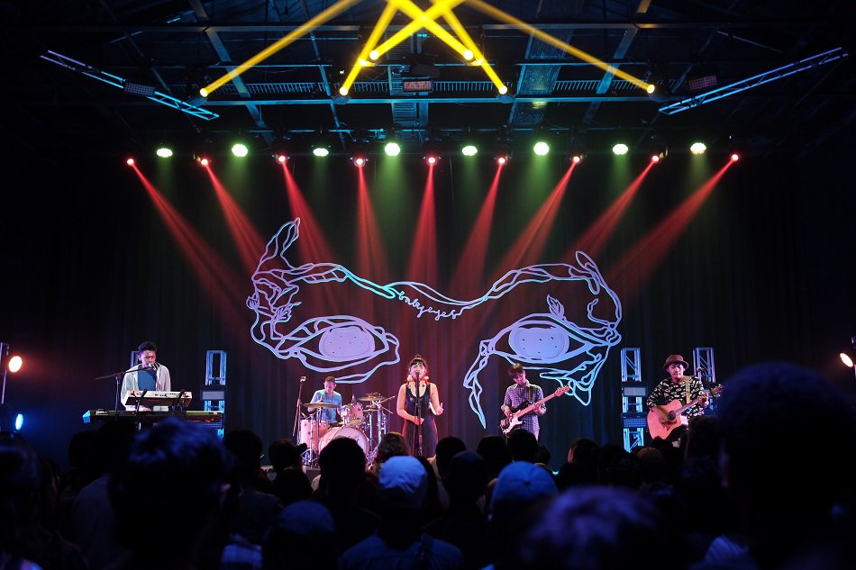 FOTO: Oleh-oleh dari Stars and Rabbit saat menjalani 'Baby Eyes Asia Tour 2017' bit.ly/2rA21Ip