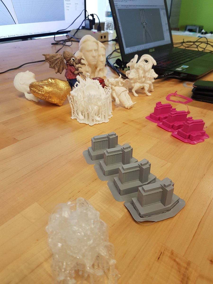 Hanging out with <a href="/SteveMazza/">Steve Mazza</a> who is showing off the 3D printing technology <a href="/HamiltonLibrary/">Hamilton PL</a>! #HamOnt #HAA2017