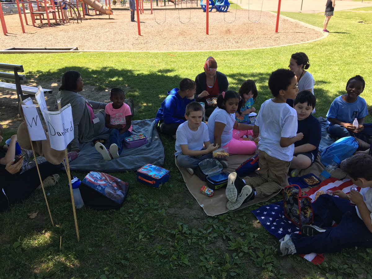 Ms_Danford's tweet photo. Lunch picnic for Field Day 2017! #addamslearners https://t.co/HHaoDMI7Fw