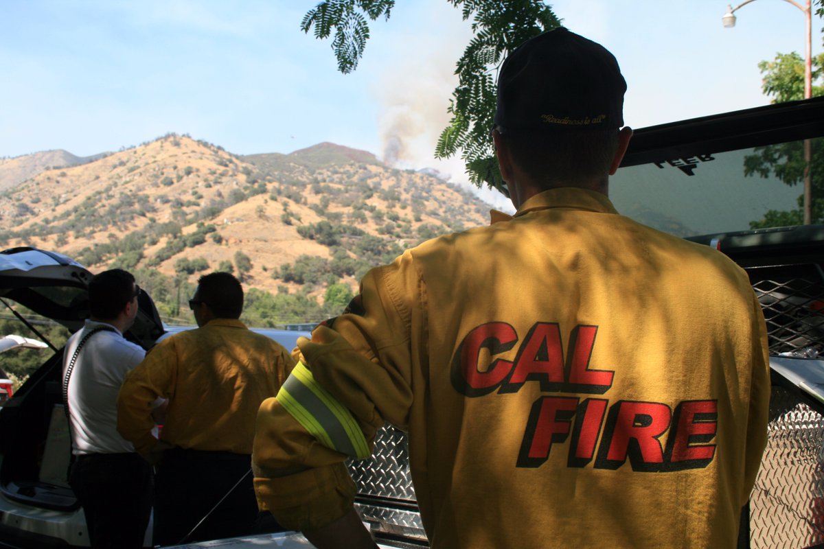 CALFIRE_TUU's tweet photo. DINELY INCIDENT UPDATE 300 acres, 0% contained, Voluntary Evacuation Advisory Dinely Residents. Evac Center @43410 Sierra Dr. #DINELY17 https://t.co/N0qgXgOVbA