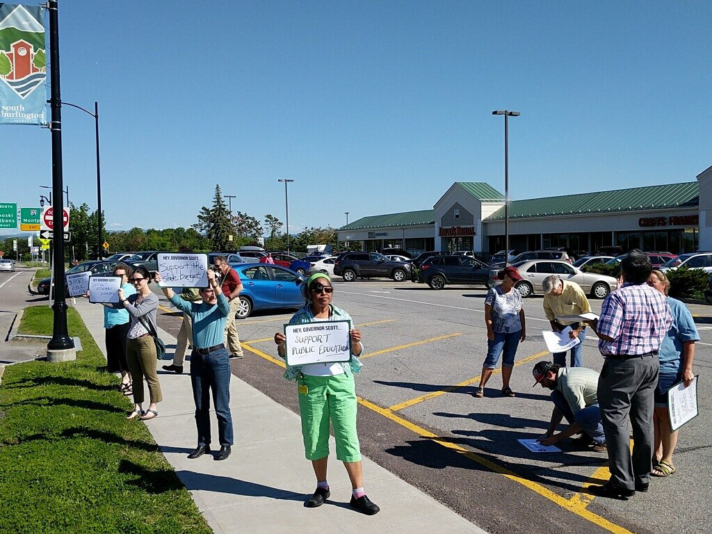 VTHouseDems's tweet photo. Hundreds of ppl across the state standing up for a common sense budget #vtisnotdc #vtpoli https://t.co/Fb3YywtIAX