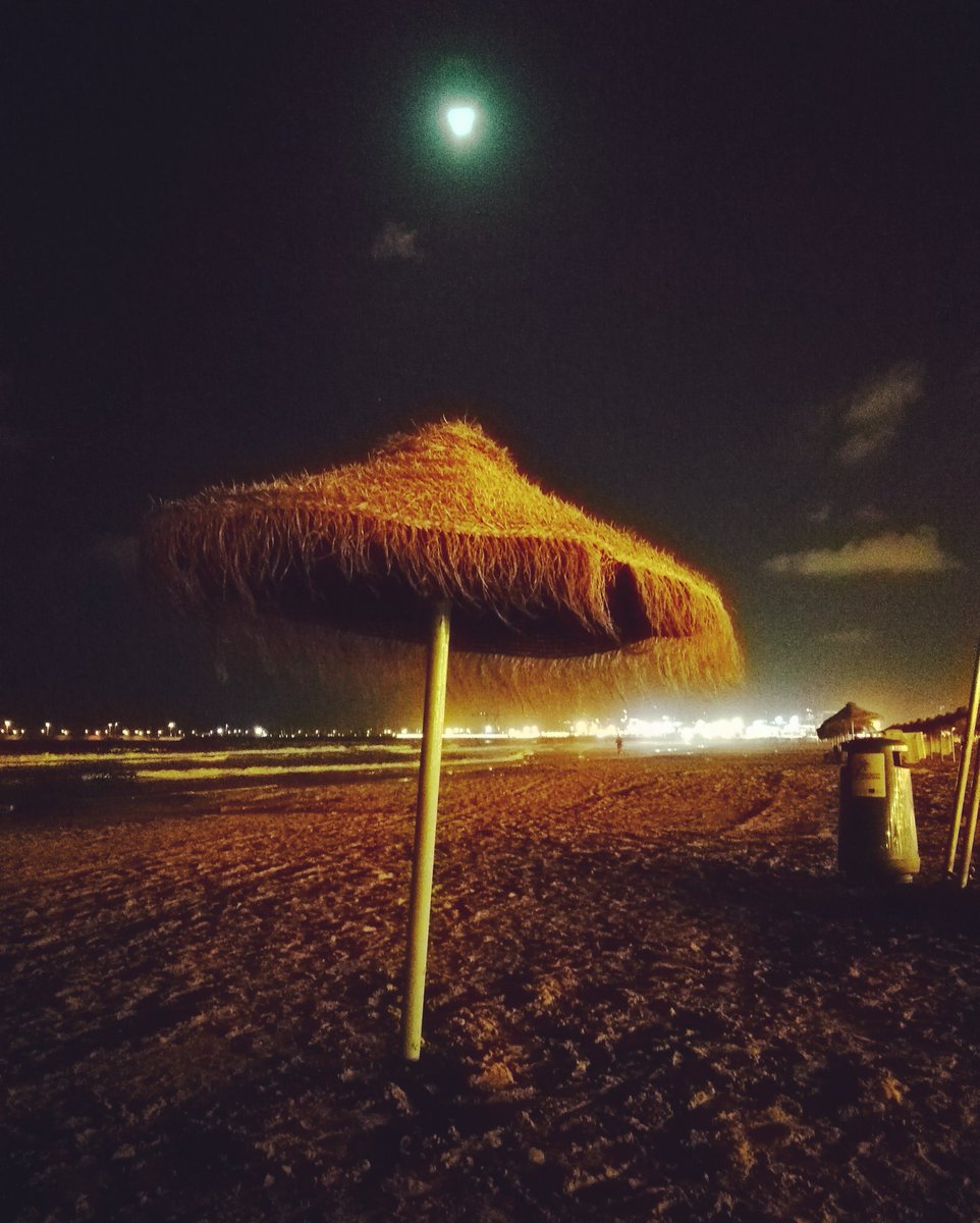 NorthernLMusic's tweet photo. Full moon on the beach tonight. @NorthernLMusic #Valencia #Spain #beachbynight https://t.co/cjtMU8q6lW