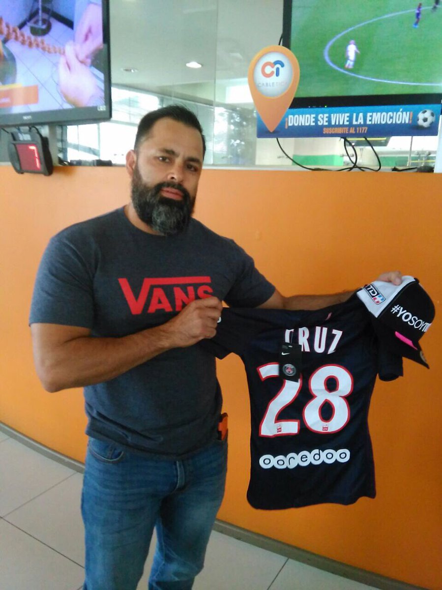 tdmascrc's tweet photo. Por dicha el de la primera foto venía a recoger la camisa de la esposa 😅 https://t.co/g9RtklaGM6
