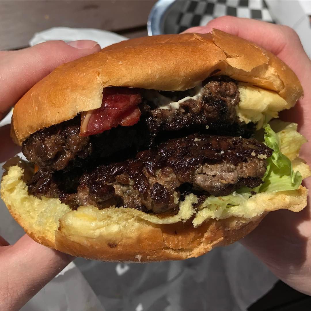 Double cheese burger w/ beef bacon 🔥

-
#theburgernator #burgernator #toronto #torontofood #torontohalal